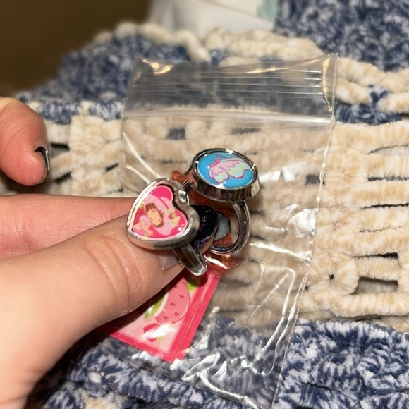 GIRL’S STRAWBERRY SHORTCAKE RINGS - Picture 3 of 3